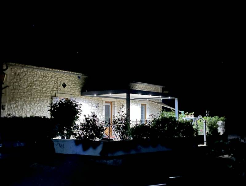 pose d'une pergola bioclimatique avec led sur la commune de St Antoine de Breuilh