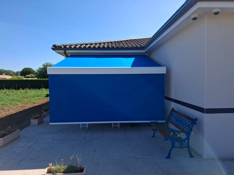 Réalisation d’une pose de store coffre avec un lambrequin enroulable sur la commune de cours de pille 