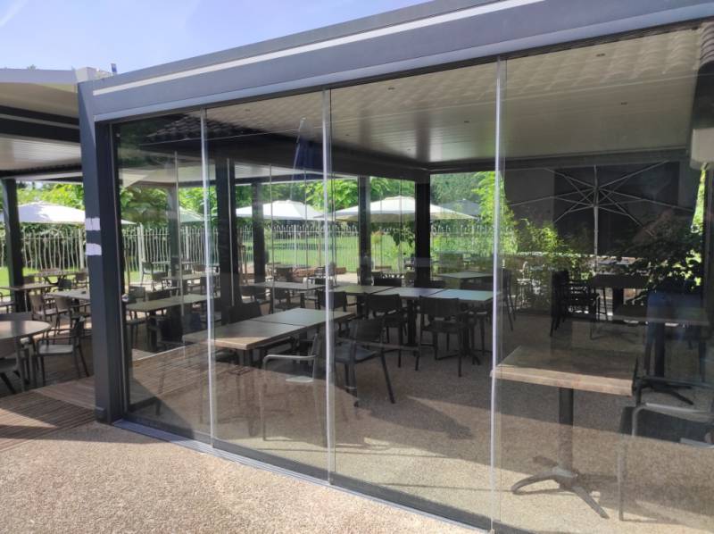 Les parois vitrées coulissantes de la pergolas bioclimatiqhe en Dordogne
