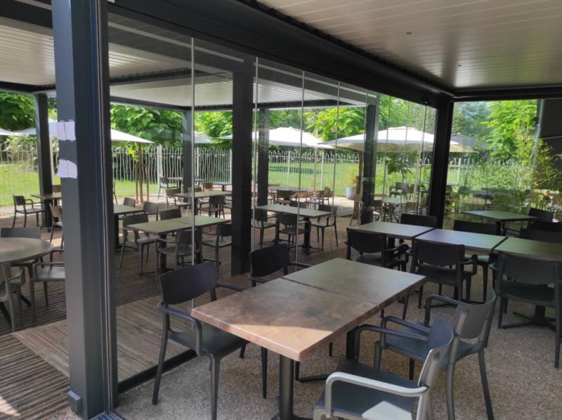 Pose de parois vitrées au restaurant le café rivière à cêté de Périgueux