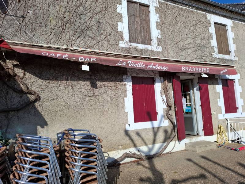 Avant rentoilage du  store du café bar La vielle Auberge situé à La Coquille en Dordogne dans le 24
