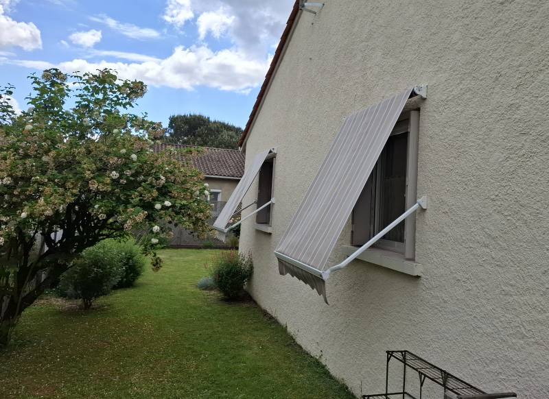 Réalisation de pose de deux stores projection pour cette maison de Lalinde à coté de Bergerac