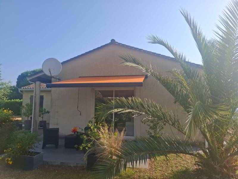 Pose et installation d'un store anthracite  sur la terrasse d'une villa à  Bergerac en Dordogne