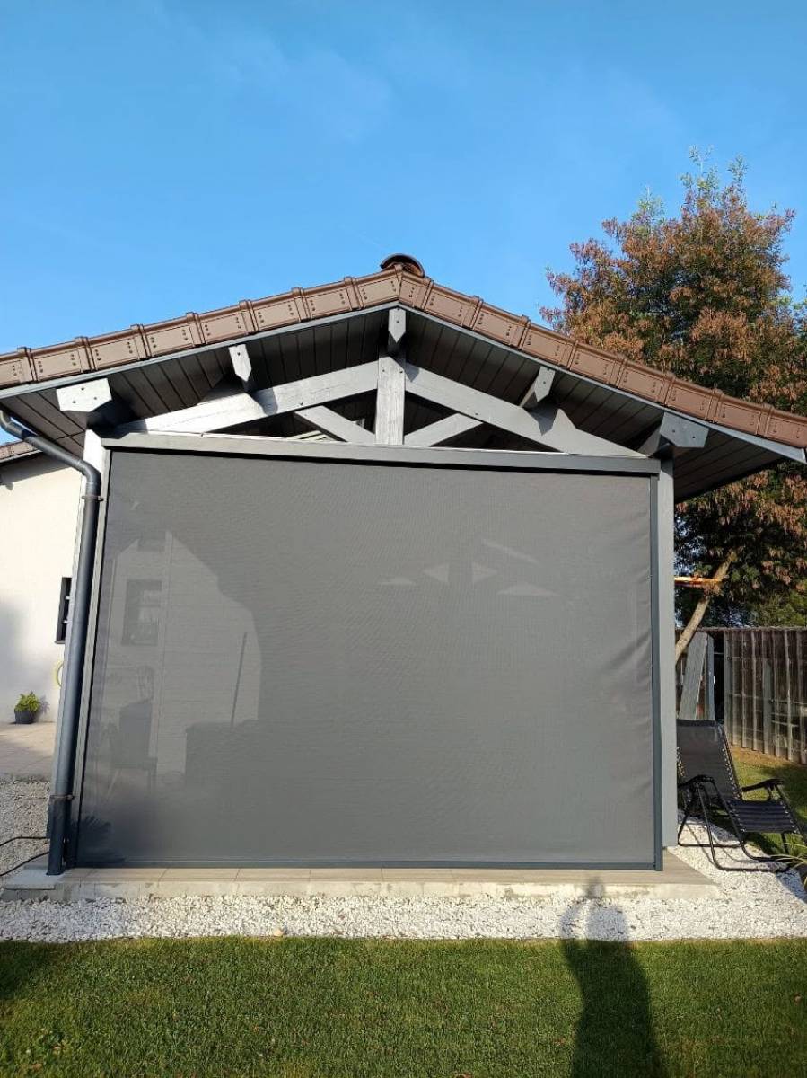 Pose de store Zip sur une avancée bois vue extérieur sur la commune de lembras prés de Bergerac  