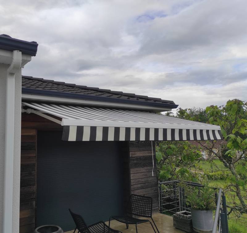 Pose de store monobloc avec toile rayée sur une maison de Montignac en Dordogne 