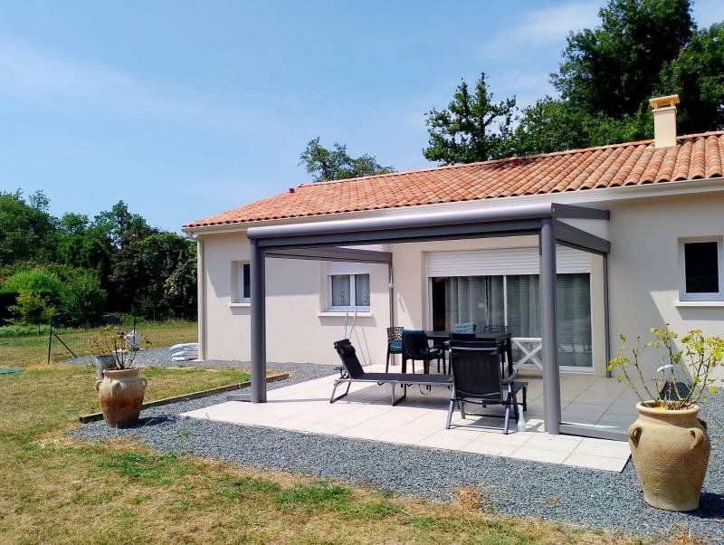 Pose d'une toiture de terrasse sur cette maison de Lembras proche de Bergeca dans le 24