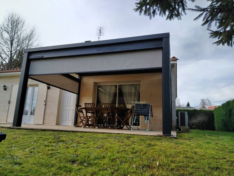 Pose d’une toiture de terrasse anthracite avec pose de store zip sur les côtés sur la commune de Lamothe-Montravel près de Bergerac en Dordogne