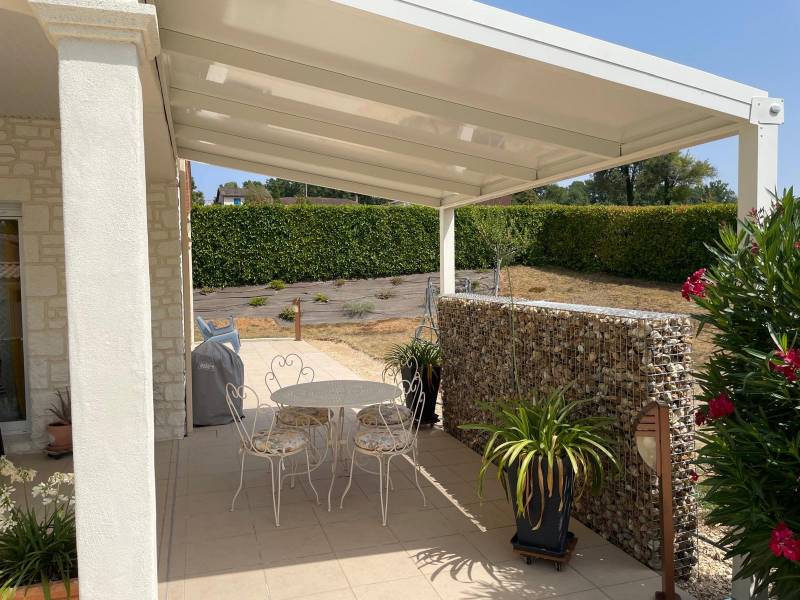 Pose d'une toiture de terrasse pour cette maison de champcevinel à côté de Périgueux 