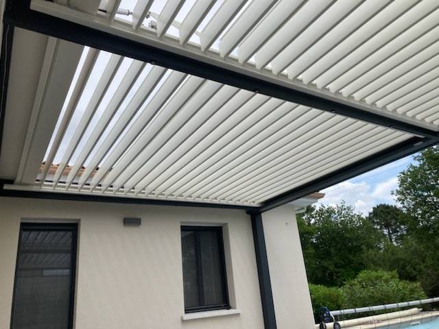 vu de dessous de la pergola proche Pergueux