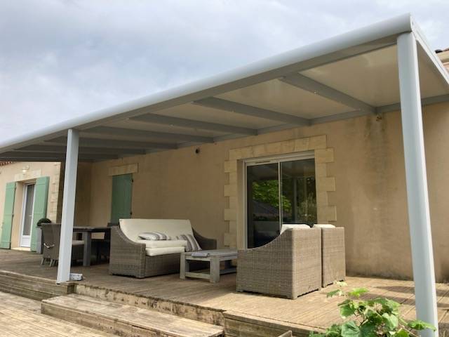 Pose d'une toiture de terrasse adossée avec led pour cette maison de coursac en dordogne