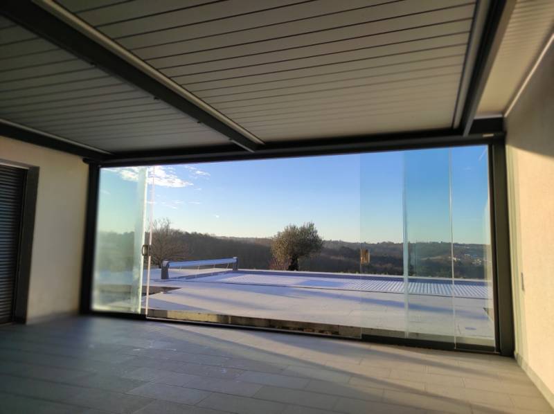 vue d'interieur de la pergola avec la paroie vitrée