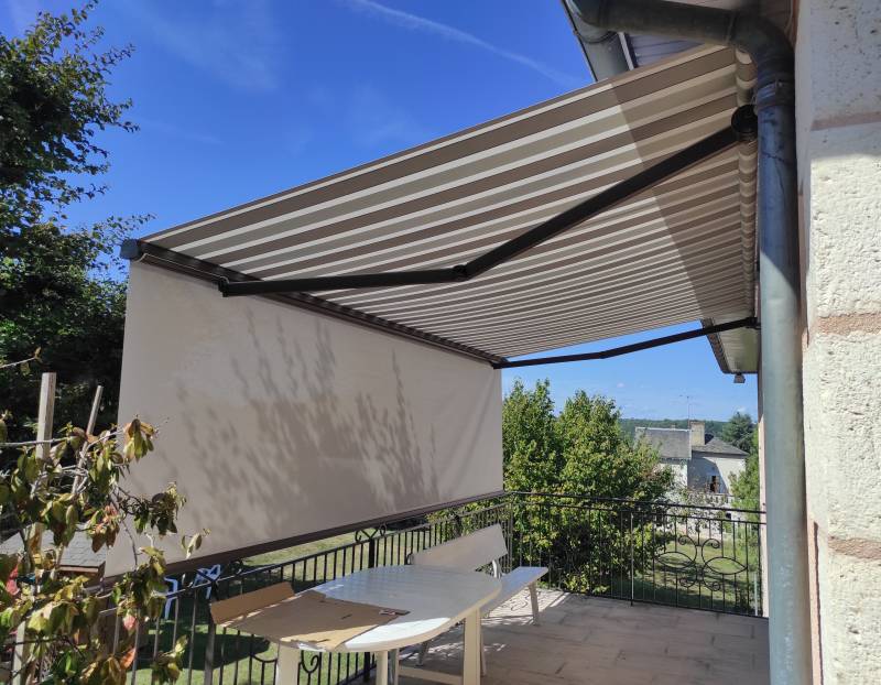 Pose d'un store avec lambrequin enroulable sur la commune de Coursac proche de Périgueux