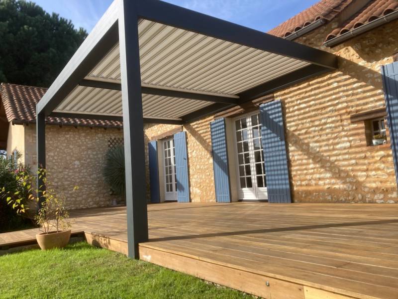 Pose de pergola bioclimatique gris anthracite pour cette villa de Sanilhac en Dordogne
