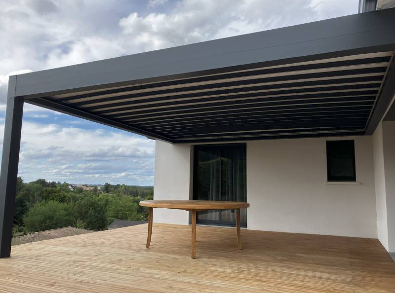 Pose d'une pergola à toile rétractable sur la commune de champcevinel