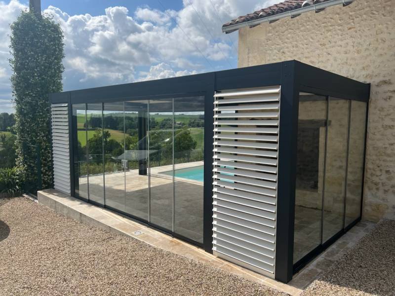 pergola bioclimatique avec baies vitrées à Celles