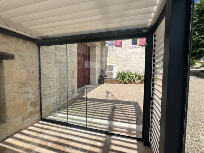pergola bioclimatique avec baies vitrées en DOrdogne