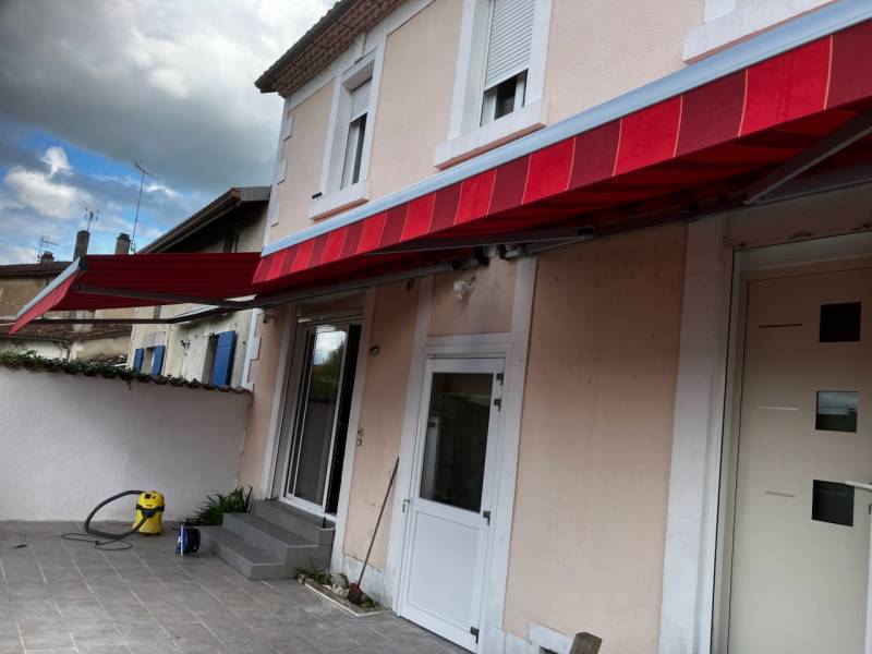 Réalisation d'une pose de deux Stores sans coffre repliés sur la commune de Saint astier prés de Périgueux