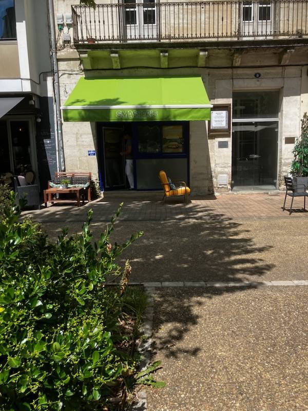 Rentoilage de store avec lambrequin lumineux pour ce fast food en centre ville Périgueux