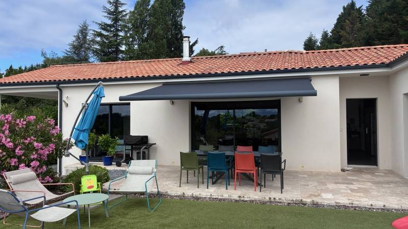 Réalisation d'une pose d’un store coffre 7016 sur la commune de Champcevinel à côté de Périgueux 
