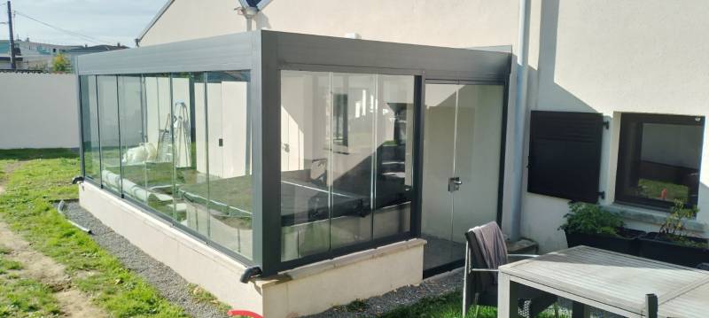 pose d'une pergola avec paroies vitrées