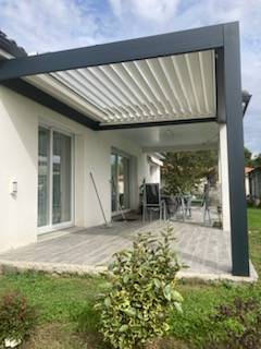 Un aprés pose d'une pergola bioclimatique