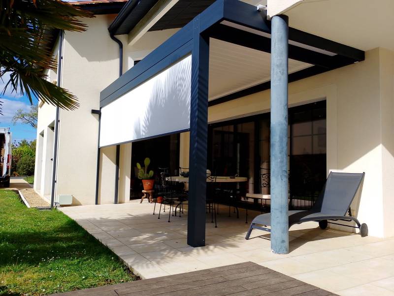 Pose d'un store zip sur pergola bioclimatique pour cette maison de Boulazac proche de Périgueux
